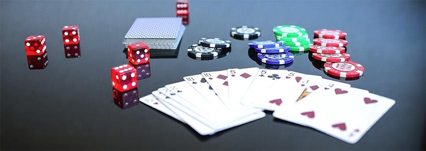 Würfel Karten und Chips im Casino